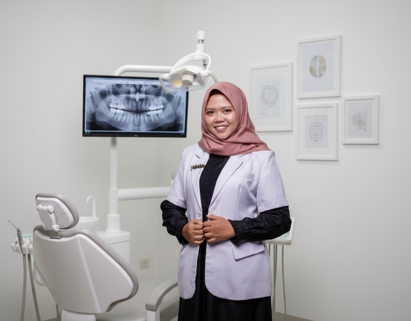 drg. Rhanifda - Dela Dental Care