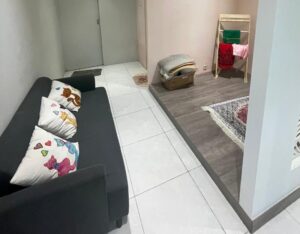 Ruang tunggu mushollah Dela Dental Care